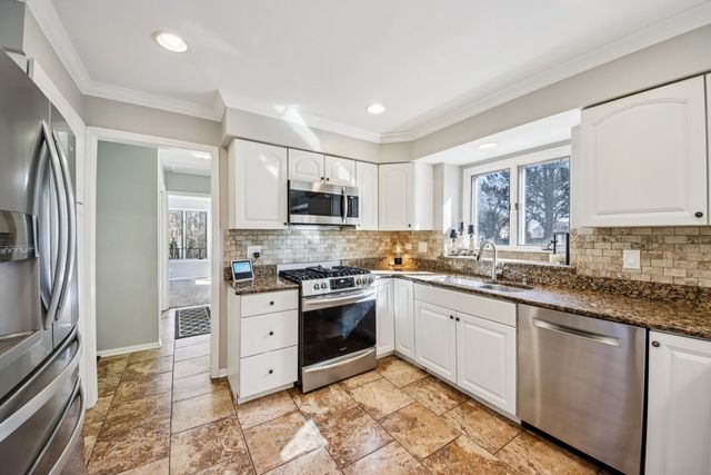 511 Greens View Drive, Algonquin, IL 60102