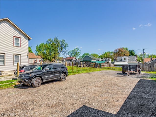 2012 Harmont Avenue NE, Canton, OH 44705