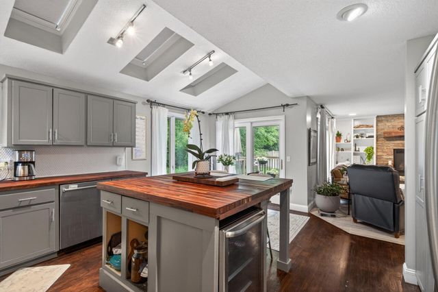 10261 Phaeton Drive, Eden Prairie, MN 55347
