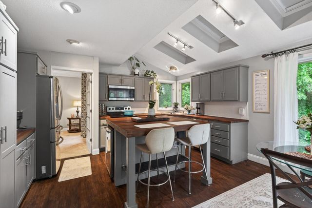 10261 Phaeton Drive, Eden Prairie, MN 55347