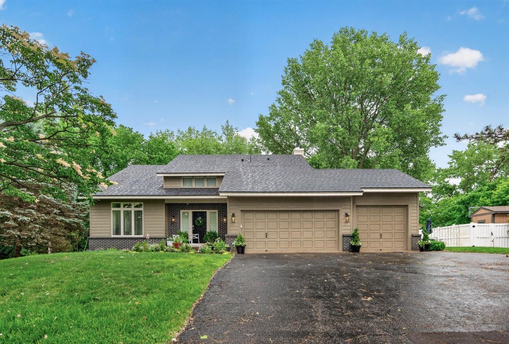 10261 Phaeton Drive, Eden Prairie, MN 55347