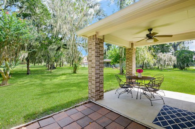 2205 Lake Foreest Dr Drive, West Columbia, TX 77486