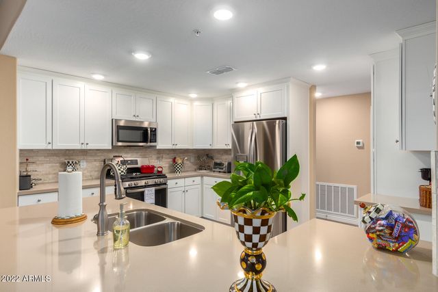 2425 W BRONCO BUTTE Trail 1049, Phoenix, AZ 85085