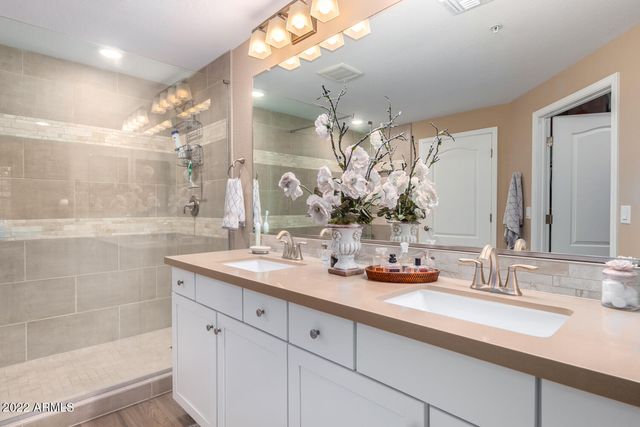 2425 W BRONCO BUTTE Trail 1049, Phoenix, AZ 85085