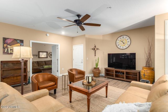 2425 W BRONCO BUTTE Trail 1049, Phoenix, AZ 85085