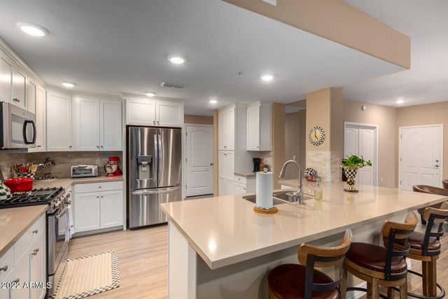 2425 W BRONCO BUTTE Trail 1049, Phoenix, AZ 85085