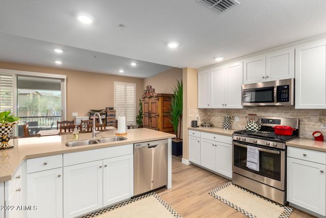 2425 W BRONCO BUTTE Trail 1049, Phoenix, AZ 85085