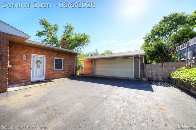 373 Tilmor Drive, Waterford, MI 48328