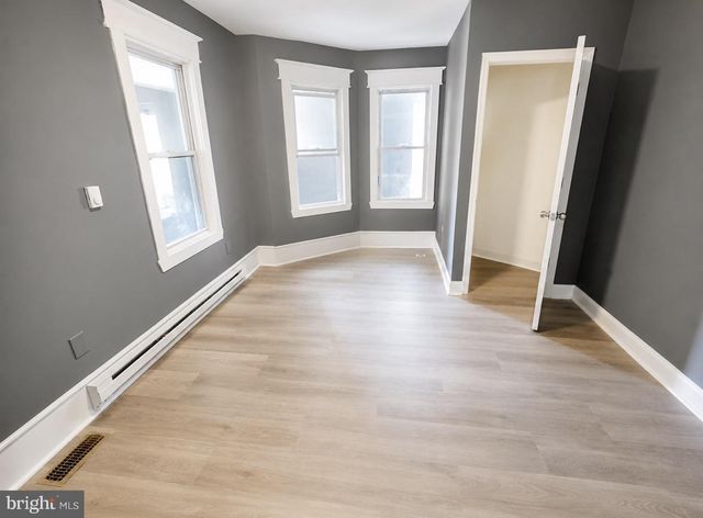 437 W BROAD ST, Paulsboro, NJ 08066