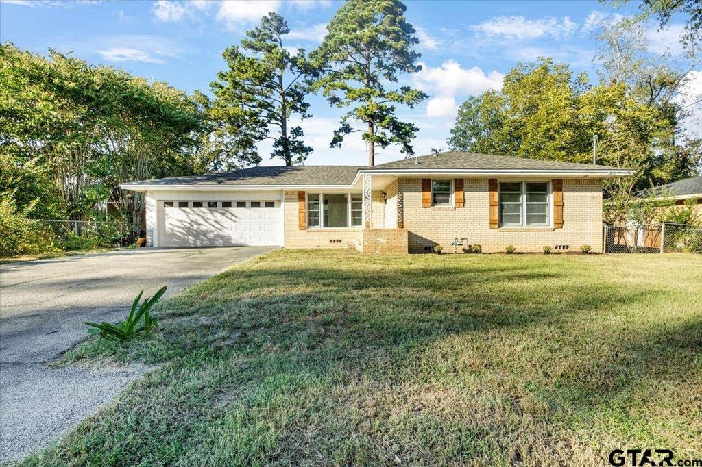 2936 Rollingwood Dr, Tyler, TX 75701