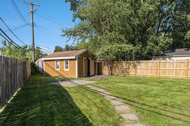 17325 Doris, Fraser, MI 48026