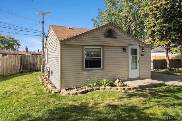 17325 Doris, Fraser, MI 48026