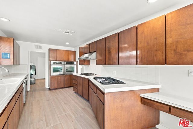 6524 S Holt Avenue, Los Angeles, CA 90056