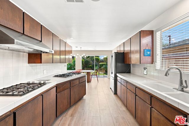 6524 S Holt Avenue, Los Angeles, CA 90056