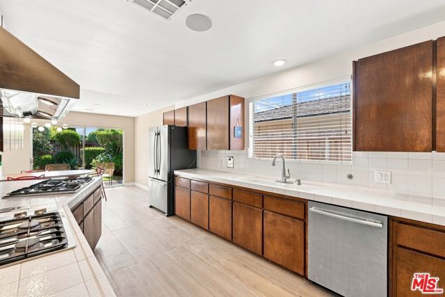 6524 S Holt Avenue, Los Angeles, CA 90056
