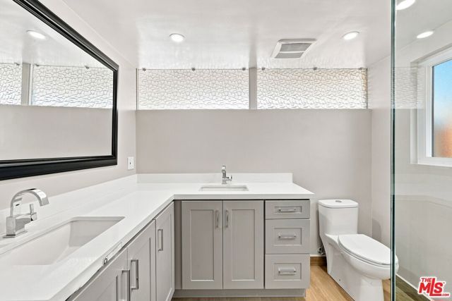 6524 S Holt Avenue, Los Angeles, CA 90056