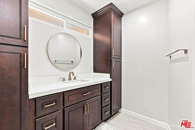 6524 S Holt Avenue, Los Angeles, CA 90056