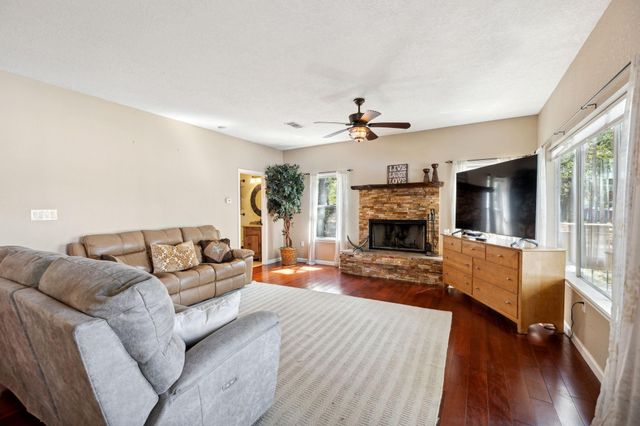 565 Sherwood Forest Drive N, Ivanhoe, TX 75979