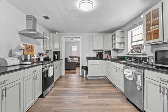 805 S 3rd Street, Grandview, TX 76050