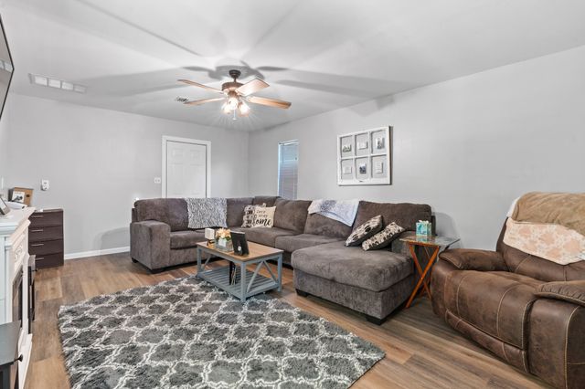 805 S 3rd Street, Grandview, TX 76050