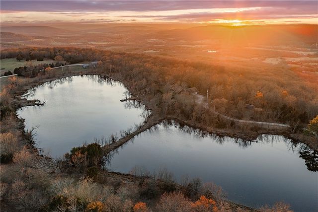 11487 Tony Mountain Road, Fayetteville, AR 72701