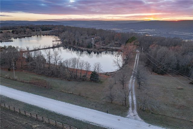 11487 Tony Mountain Road, Fayetteville, AR 72701