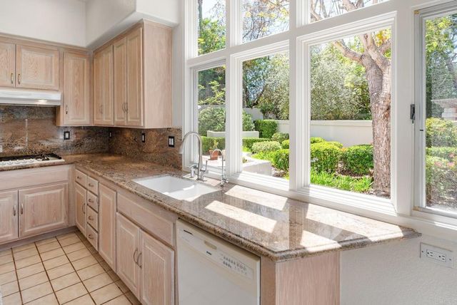 9618 Claiborne Square, La Jolla, CA 92037
