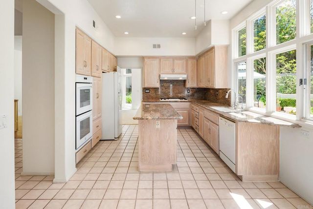 9618 Claiborne Square, La Jolla, CA 92037