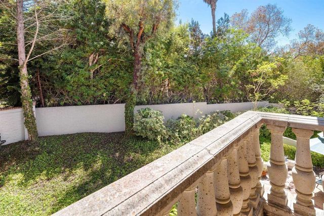 9618 Claiborne Square, La Jolla, CA 92037