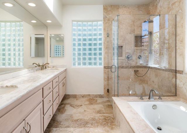 9618 Claiborne Square, La Jolla, CA 92037