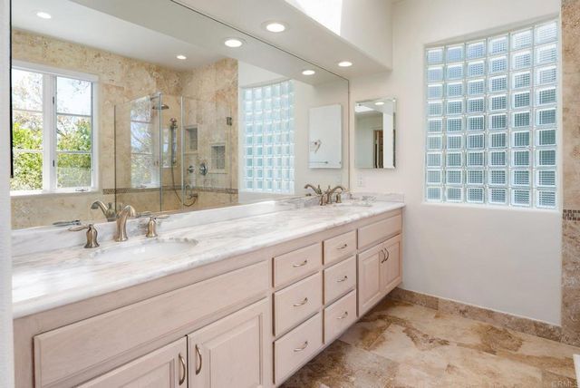 9618 Claiborne Square, La Jolla, CA 92037