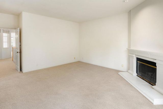 9618 Claiborne Square, La Jolla, CA 92037