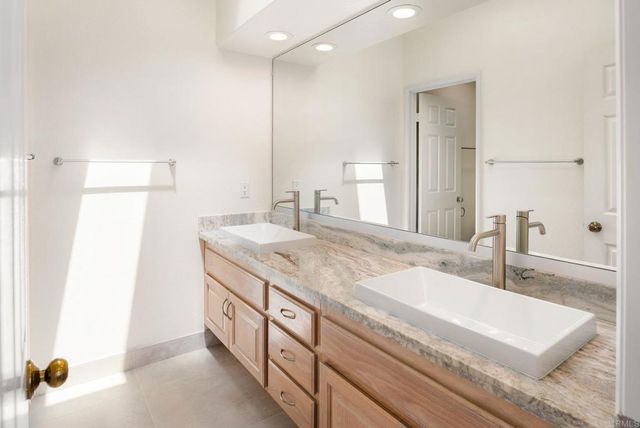 9618 Claiborne Square, La Jolla, CA 92037