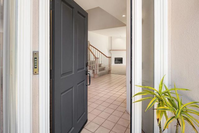 9618 Claiborne Square, La Jolla, CA 92037