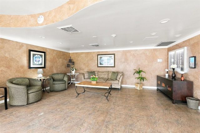 19029 N US HIGHWAY 19 9-704, Clearwater, FL 33764