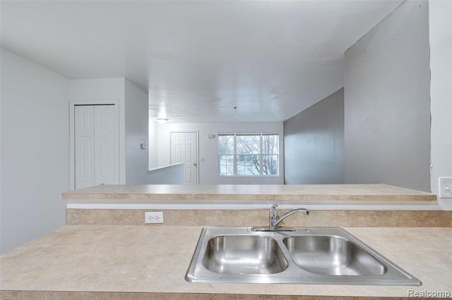 1152 Faulkner, Troy, MI 48083