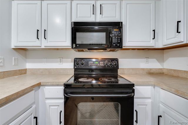 1152 Faulkner, Troy, MI 48083