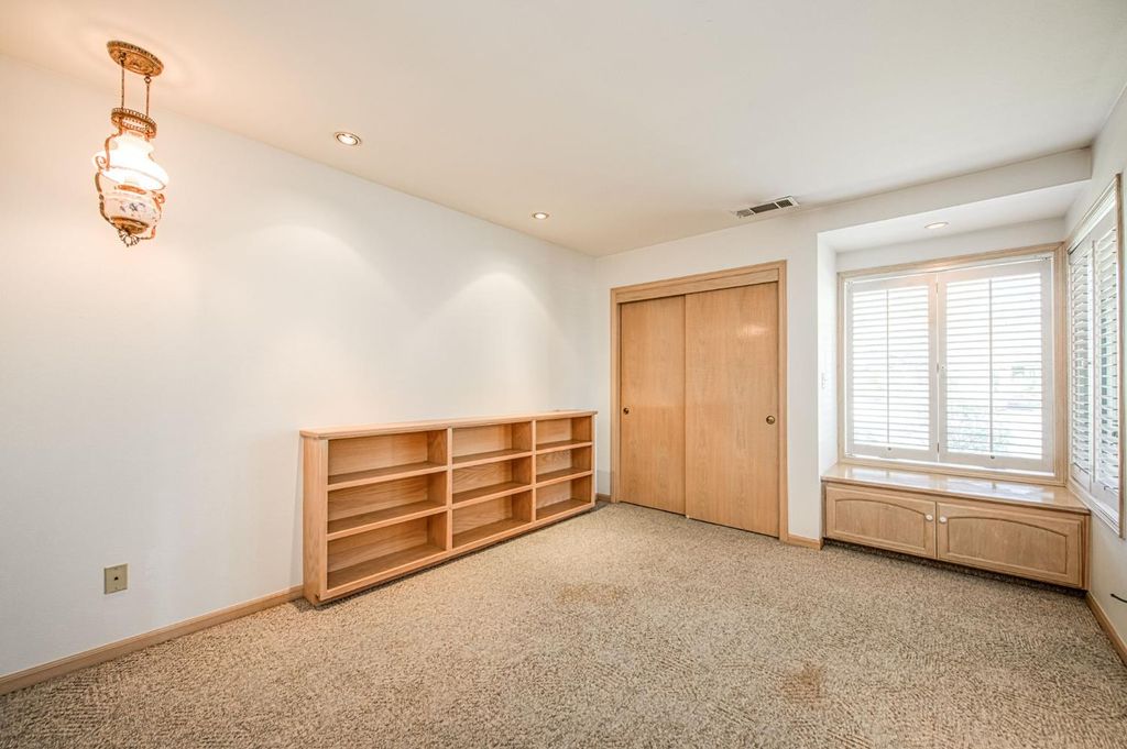 Image 12 of property listing at 6561 N Thorne Avenue, Fresno, CA 93711