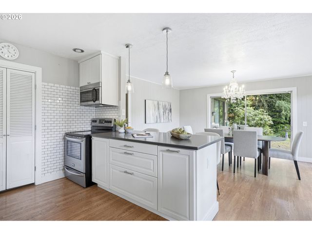 3700 Se ELLIS St, Portland, OR 97202