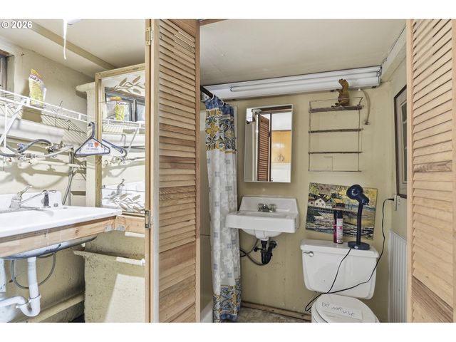 3700 Se ELLIS St, Portland, OR 97202