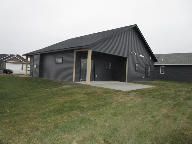 2011 Douglas Trail Drive SE, Pine Island, MN 55963