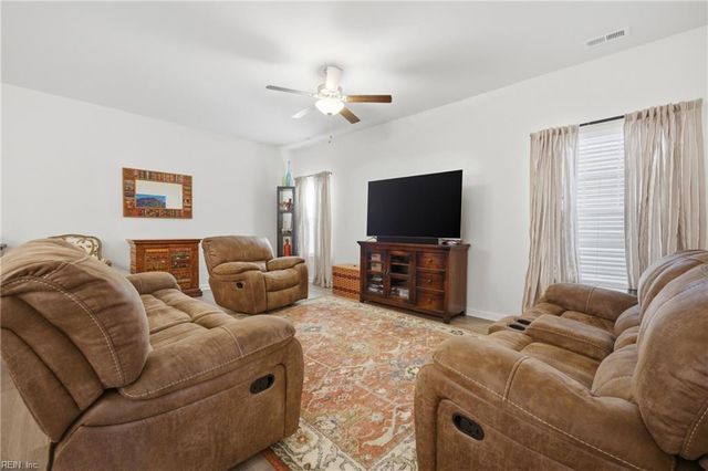 1518 Waltham LN, Newport News, VA 23602