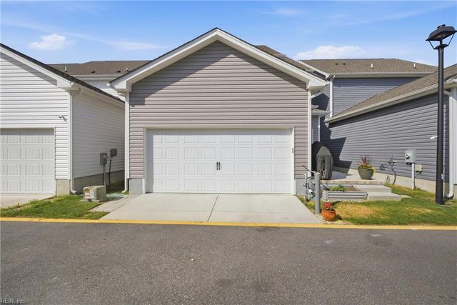 1518 Waltham LN, Newport News, VA 23602