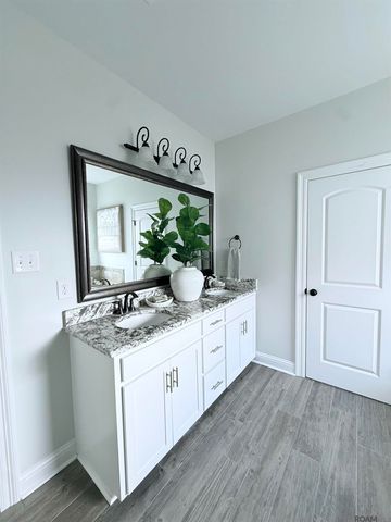 654 Beaumont Dr, Gonzales, LA 70737