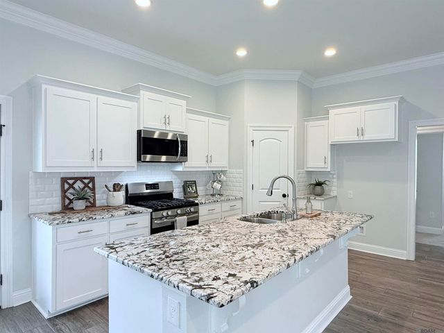 654 Beaumont Dr, Gonzales, LA 70737