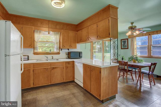 1042 LAURICH DRIVE, Chambersburg, PA 17202