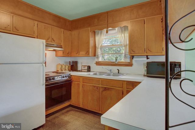 1042 LAURICH DRIVE, Chambersburg, PA 17202