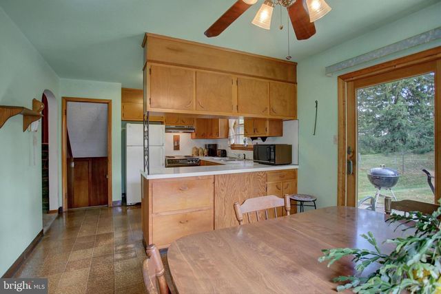 1042 LAURICH DRIVE, Chambersburg, PA 17202