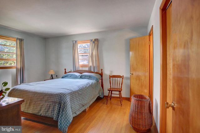 1042 LAURICH DRIVE, Chambersburg, PA 17202