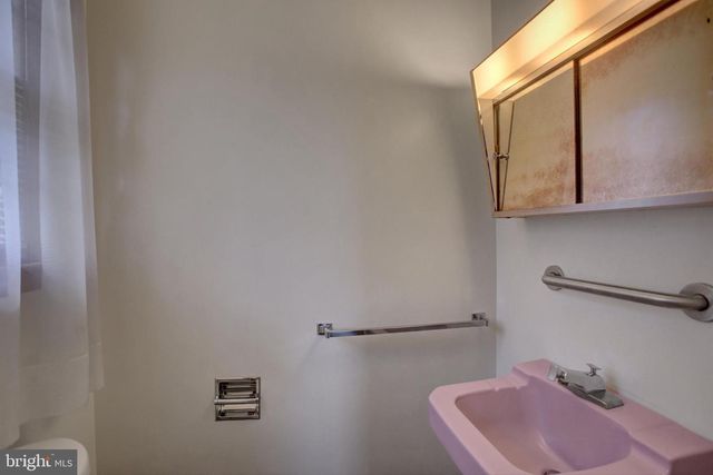 1042 LAURICH DRIVE, Chambersburg, PA 17202